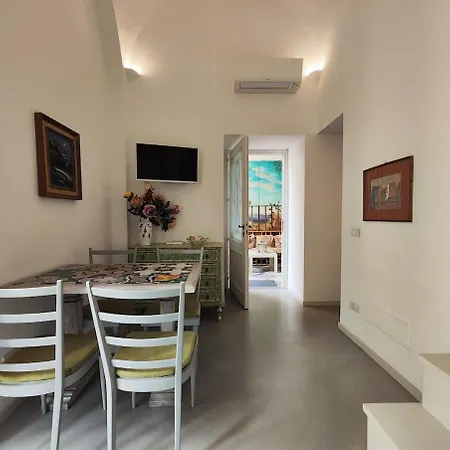 Kenzia Beachfront Location & Bus Hub Apartamento